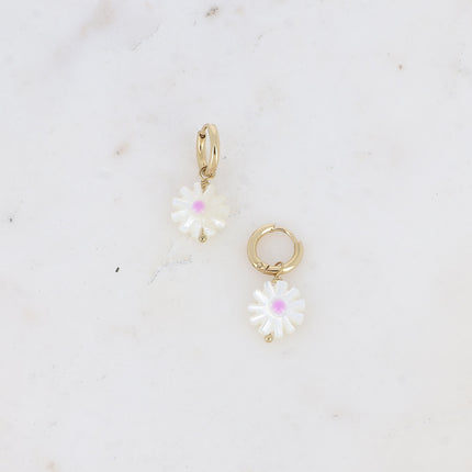 Créoles Margueritine - fleur nacrée et touche émaillée