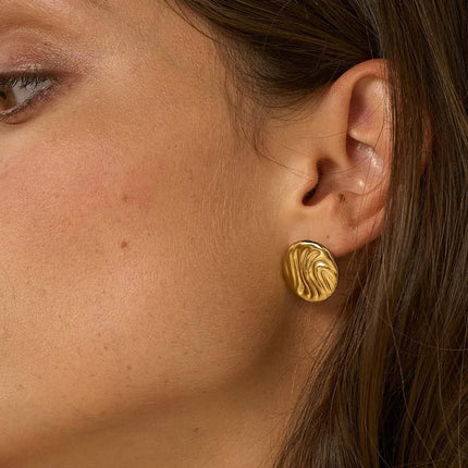 Maxie stud earrings - engraved round