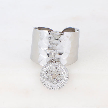 Bague effet martelée avec pendentif étoile ajourée