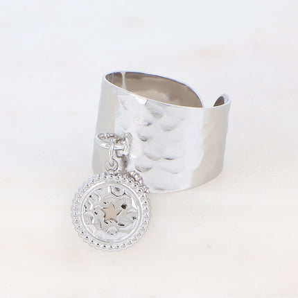 Bague effet martelée avec pendentif étoile ajourée