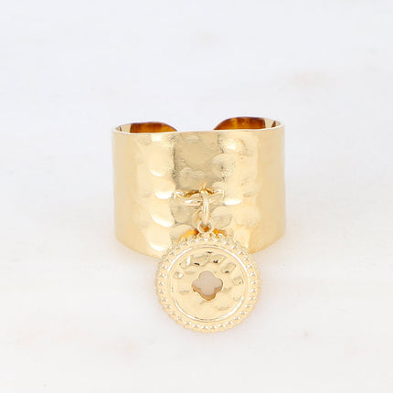 Bague effet martelée avec pendentif trèfle ajouré