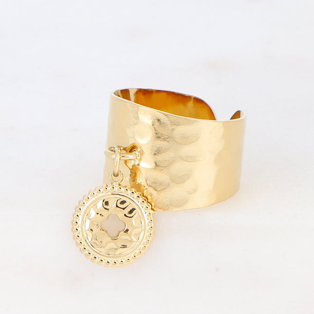Bague effet martelée avec pendentif trèfle ajouré