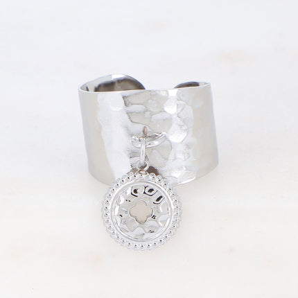 Bague effet martelée avec pendentif trèfle ajouré