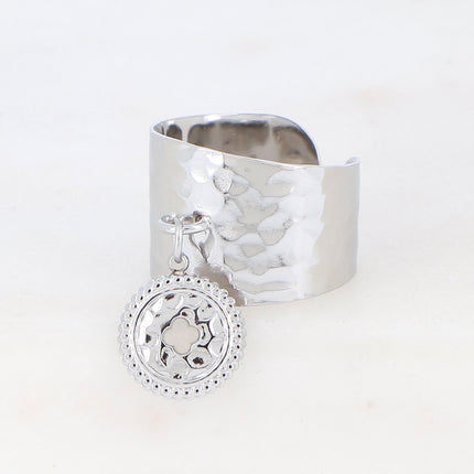 Bague effet martelée avec pendentif trèfle ajouré