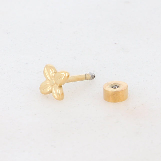 Piercing avec fleur gravée