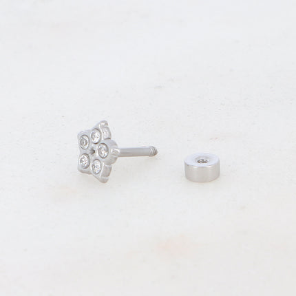 Piercing avec fleur et oxydes de zirconium