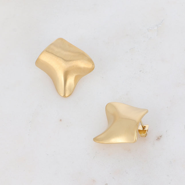 Promesse stud earrings - brushed curved square