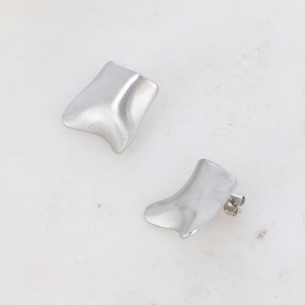 Promesse stud earrings - brushed curved square