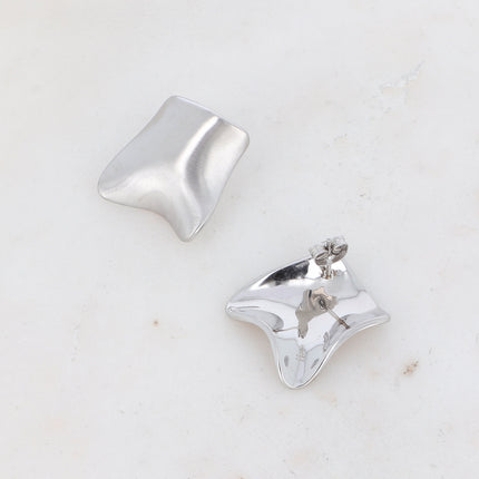 Promesse stud earrings - brushed curved square