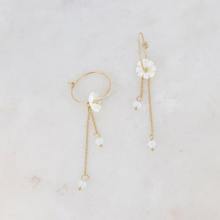 Créoles Leila - 2CM - fleur nacrée et chaînes avec cristaux