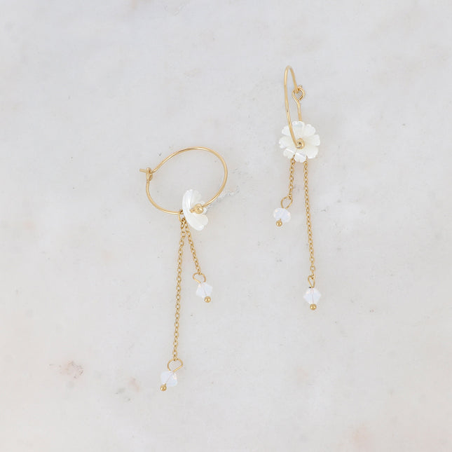 Créoles Leila - 2CM - fleur nacrée et chaînes avec cristaux