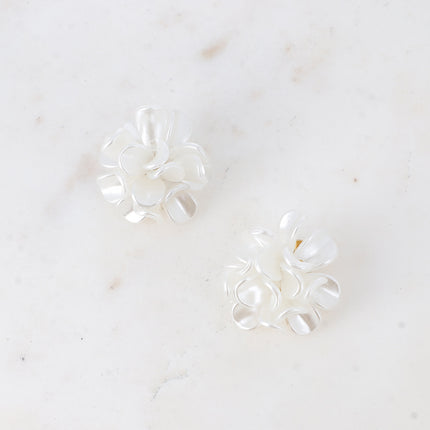 Boucles puces Iris - fleur aux pétales blanches nacrées