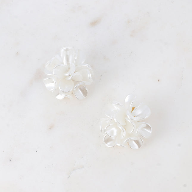 Boucles puces Iris - fleur aux pétales blanches nacrées