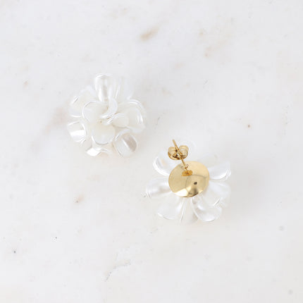 Boucles puces Iris - fleur aux pétales blanches nacrées