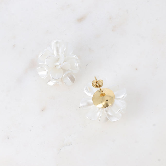 Boucles puces Iris - fleur aux pétales blanches nacrées