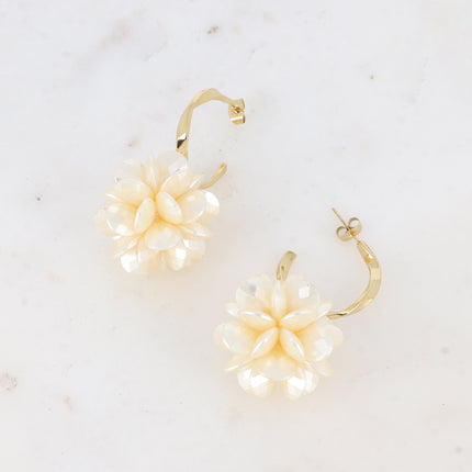 Créoles Iris - fleur aux pétales blanches nacrées