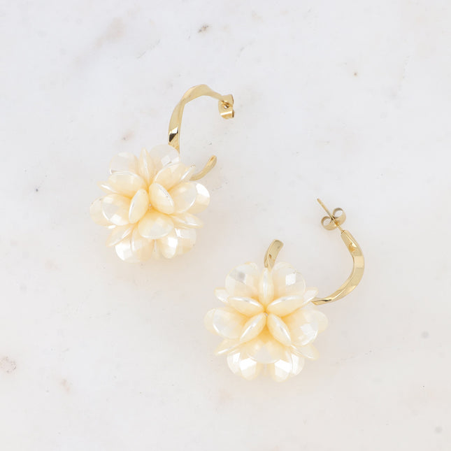 Créoles Iris - fleur aux pétales blanches nacrées