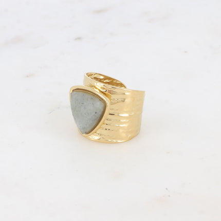 Bague large - lignes martelées et pierre naturelle triangulaire