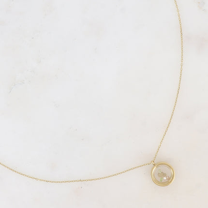 Collier - médaillon avec cristaux taillés et pastille main