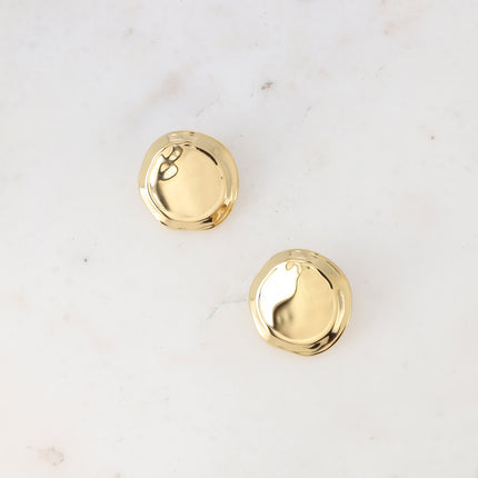 Sileas stud earrings - hammered round