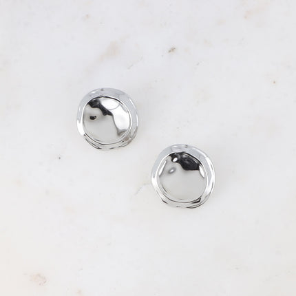Sileas stud earrings - hammered round