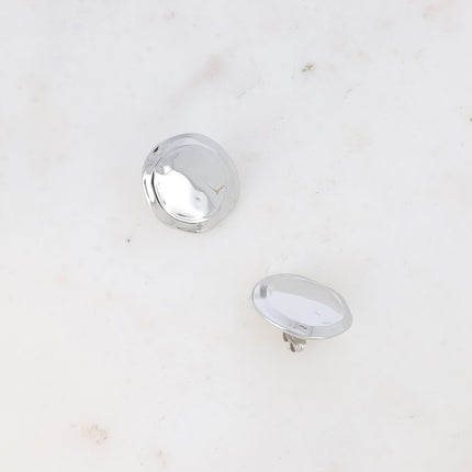 Sileas stud earrings - hammered round