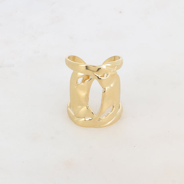 Bague large Ylva - forme entrelacée, ajourée et martelée
