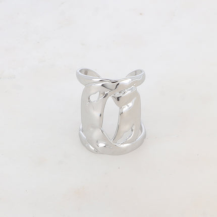 Bague large Ylva - forme entrelacée, ajourée et martelée