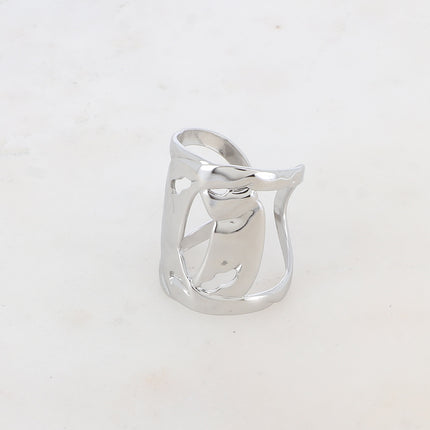Bague large Ylva - forme entrelacée, ajourée et martelée