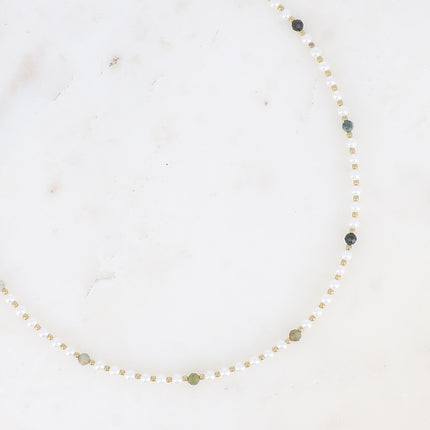 Collier - perles de résine blanche et pierres naturelles