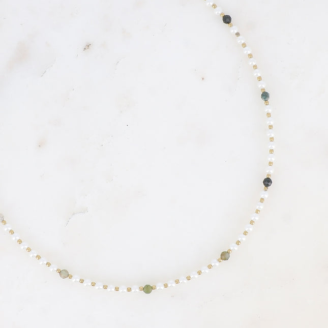 Collier - perles de résine blanche et pierres naturelles