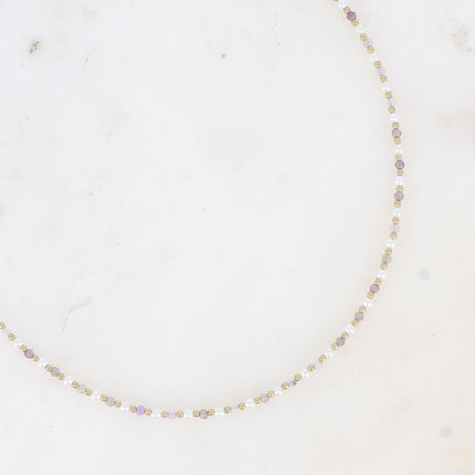Collier Vudika - ras de cou, pierres naturelles et perles de résine blanche