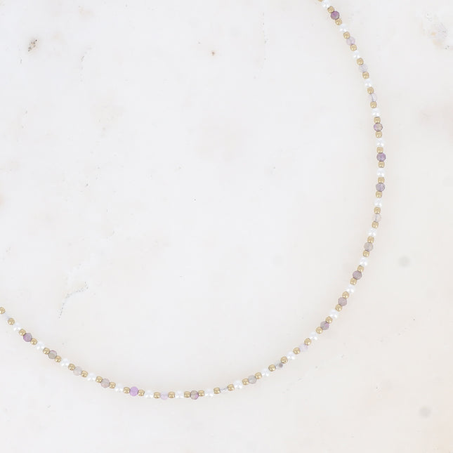 Collier Vudika - ras de cou, pierres naturelles et perles de résine blanche