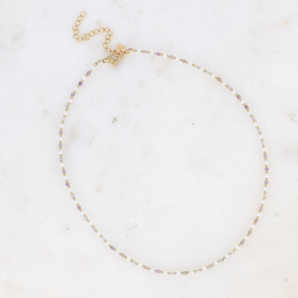 Collier Vudika - ras de cou, pierres naturelles et perles de résine blanche