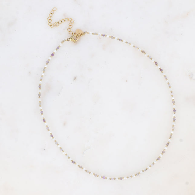Collier Vudika - ras de cou, pierres naturelles et perles de résine blanche