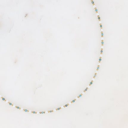 Collier Vudika - ras de cou, pierres naturelles et perles de résine blanche