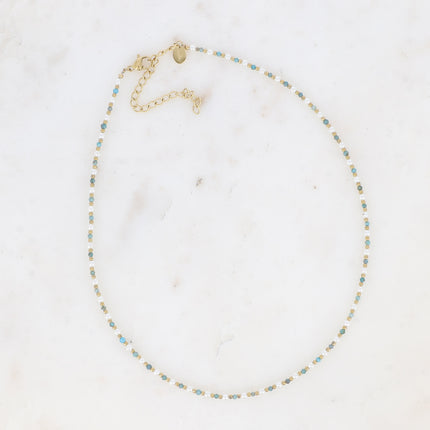 Collier Vudika - ras de cou, pierres naturelles et perles de résine blanche