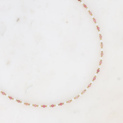 Collier Vudika - ras de cou, pierres naturelles et perles de résine blanche