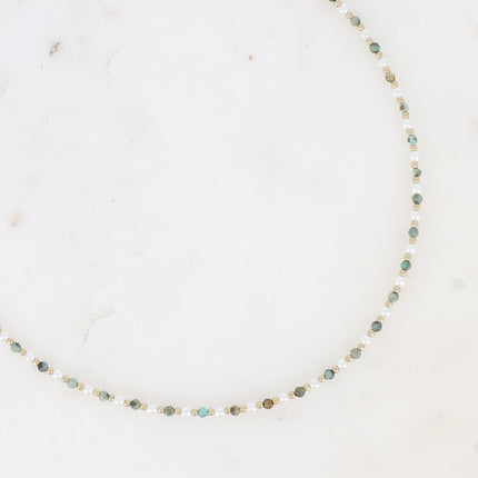 Collier Vudika - ras de cou, pierres naturelles et perles de résine blanche