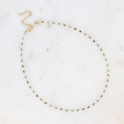 Collier Vudika - ras de cou, pierres naturelles et perles de résine blanche