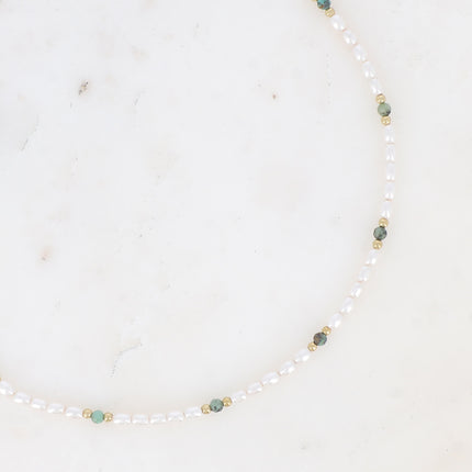Collier Harmonie - ras de cou, pierres naturelles et perles de résine blanche