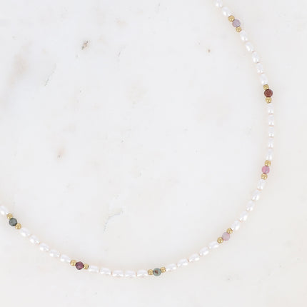Collier Harmonie - ras de cou, pierres naturelles et perles de résine blanche