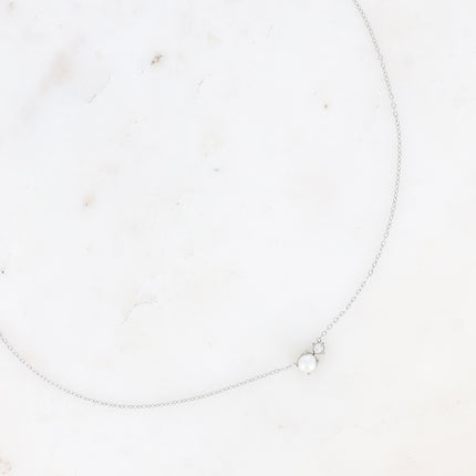 Collier - petite perle en résine blanche et cristal taillé