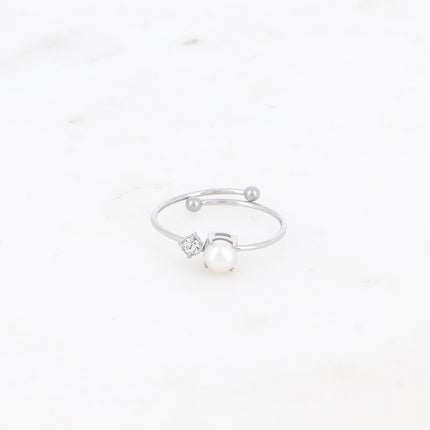 Bague fine - petite perle en résine blanche et cristal taillé