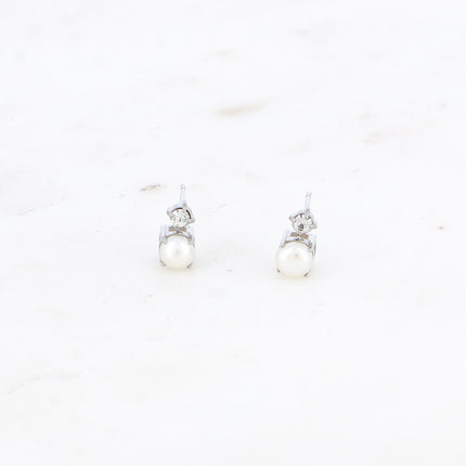 Boucles puces - petite perle en résine blanche et cristal taillé