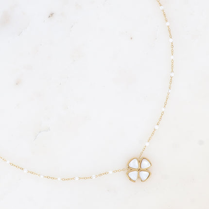 Collier - chaîne émaillée et trèfle en pierre naturelle