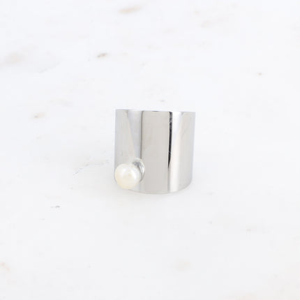 Bague large Auréa - lisse avec petite perle d'eau douce
