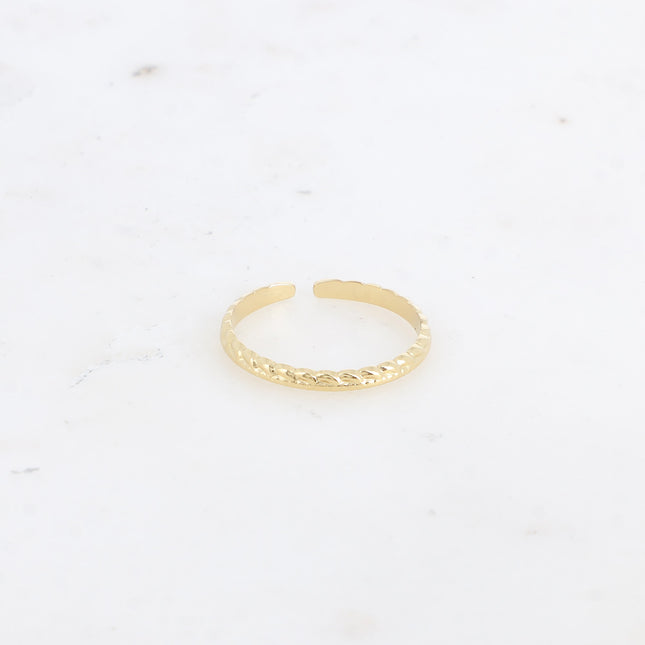 Aurora ring - twisted and striated effect