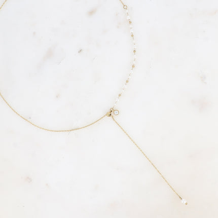 Collier Teodora Y type cravate - boule coulissante, perles de résine blanche et cristal taillé