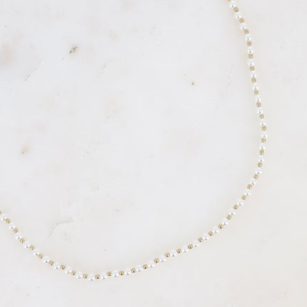 Collier - ras de cou, petites perles de résine blanche